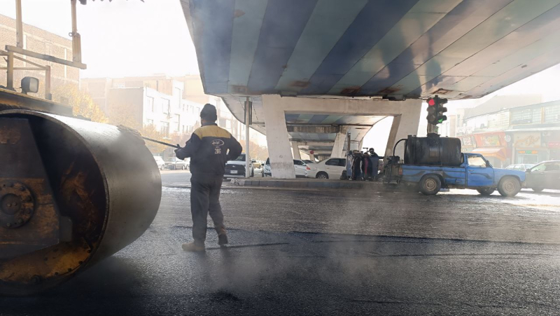 آسفالت در اوج آلودگی  در تبریز 